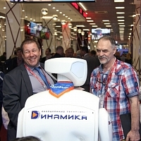 Интерактивный промо-робот старался отвечать на все вопросы гостей экспозиции компании Динамика